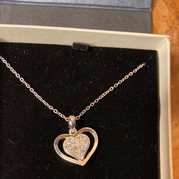 Silver heart and chain sparkle more than pictures - Picture 5 of 5